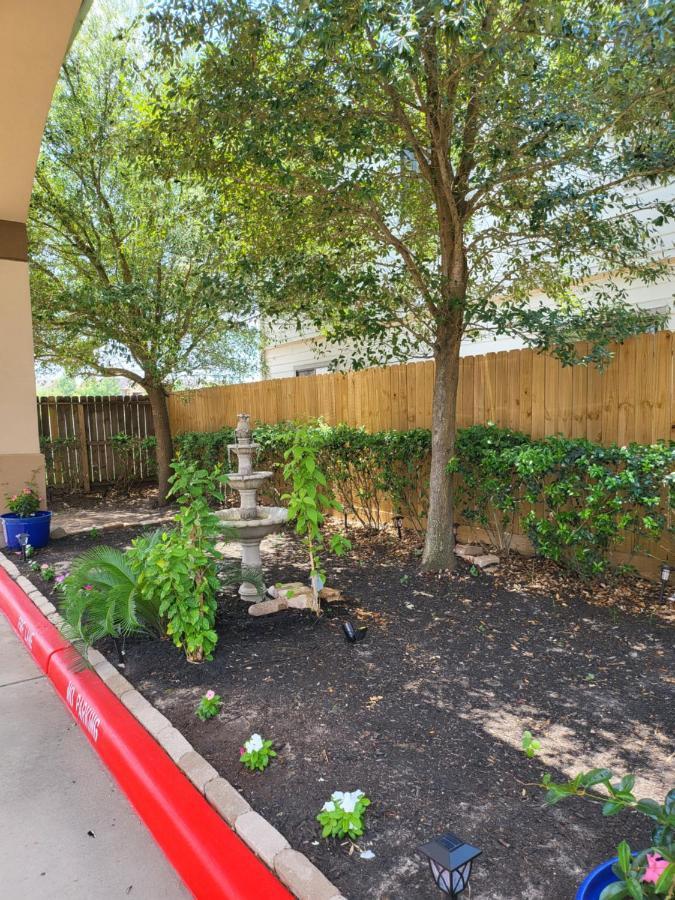 Palace Inn Sam Houston Race Park West Road Экстерьер фото